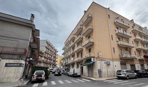 Appartamento Centrale IV Piano con Ascensore, Locale Deposito e Box Auto